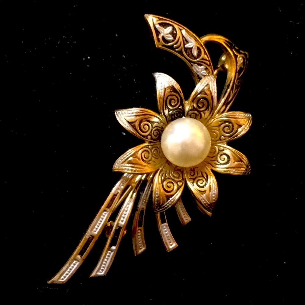 Beautiful Vintage gold flower pin with pearl